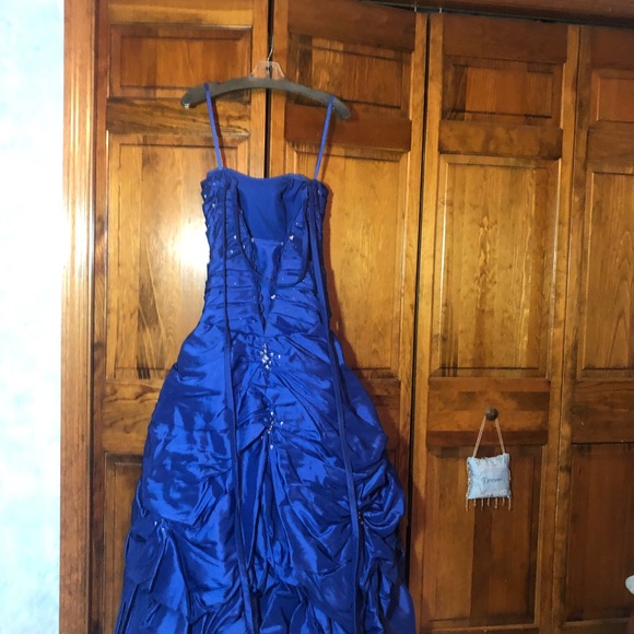 Beautiful blue gown - Picture 4 of 15
